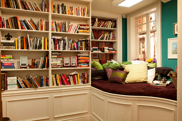 библиотека в комнате