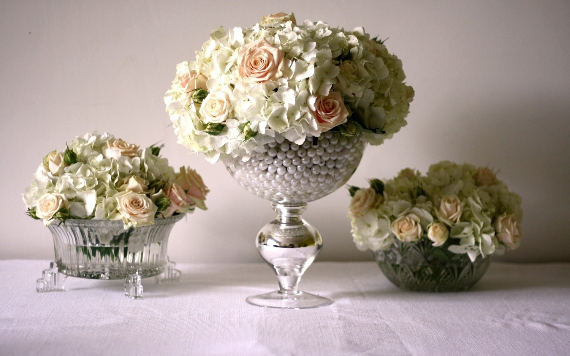 искусственные цветы в вазе