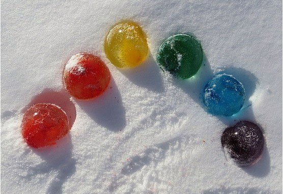 ледяные шары во дворе