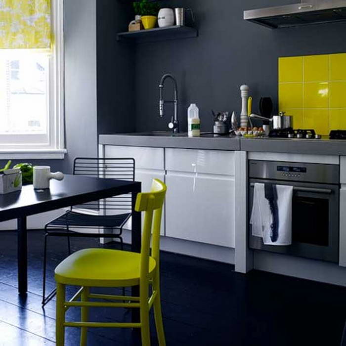 серый дизайн кухни с желтым