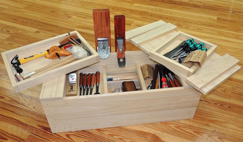 Деревянный ящик для хранения инструментов