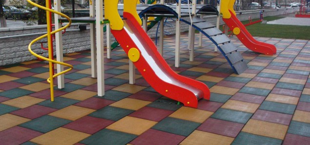 Чем хороша резиновая плитка для благоустройства детской площадки