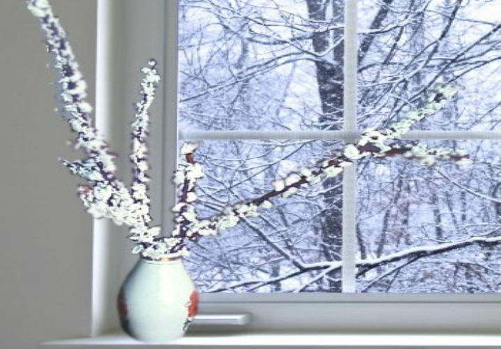 Как украсить окна искусственным снегом?